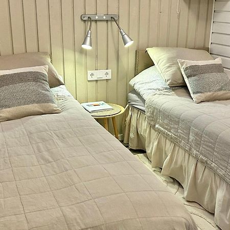 أوربرو Lilla Huset Bed & Breakfast - Countryside Guesthouse, Free Parking المظهر الخارجي الصورة